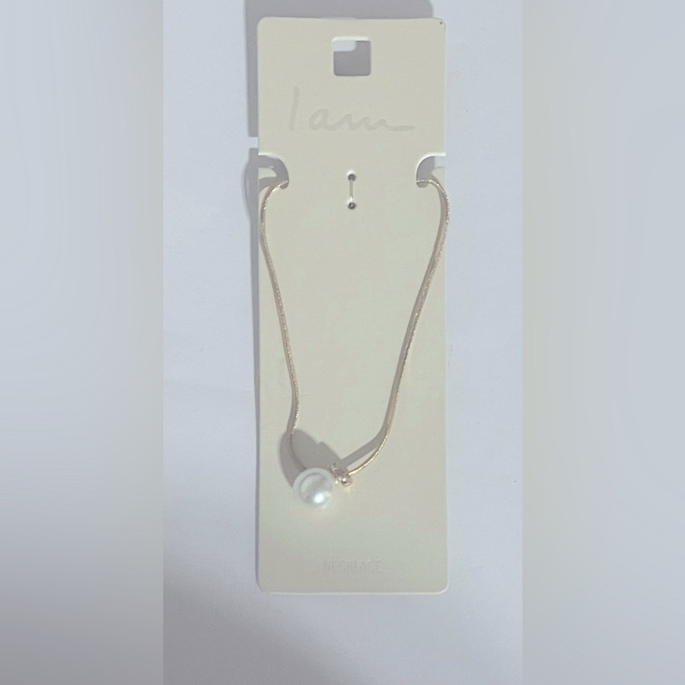 Necklace with pearl pendant